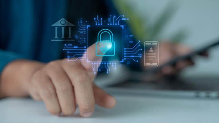 Pessoa toca uma interface digital com ícone de cadeado, enquanto símbolos de banco e celular representam autenticação e segurança digital.